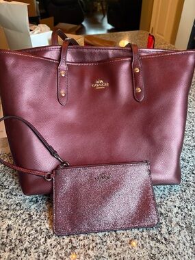 ♥️💖 Coach Leather Bag & Matching Glitter Wristlet Wallet  Metallic Butgundy